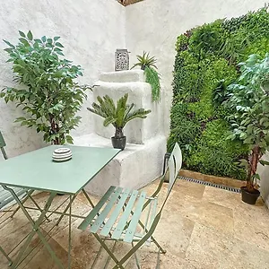 https://le-petit-patio-aix-en-provence.aixenprovencehotels.org